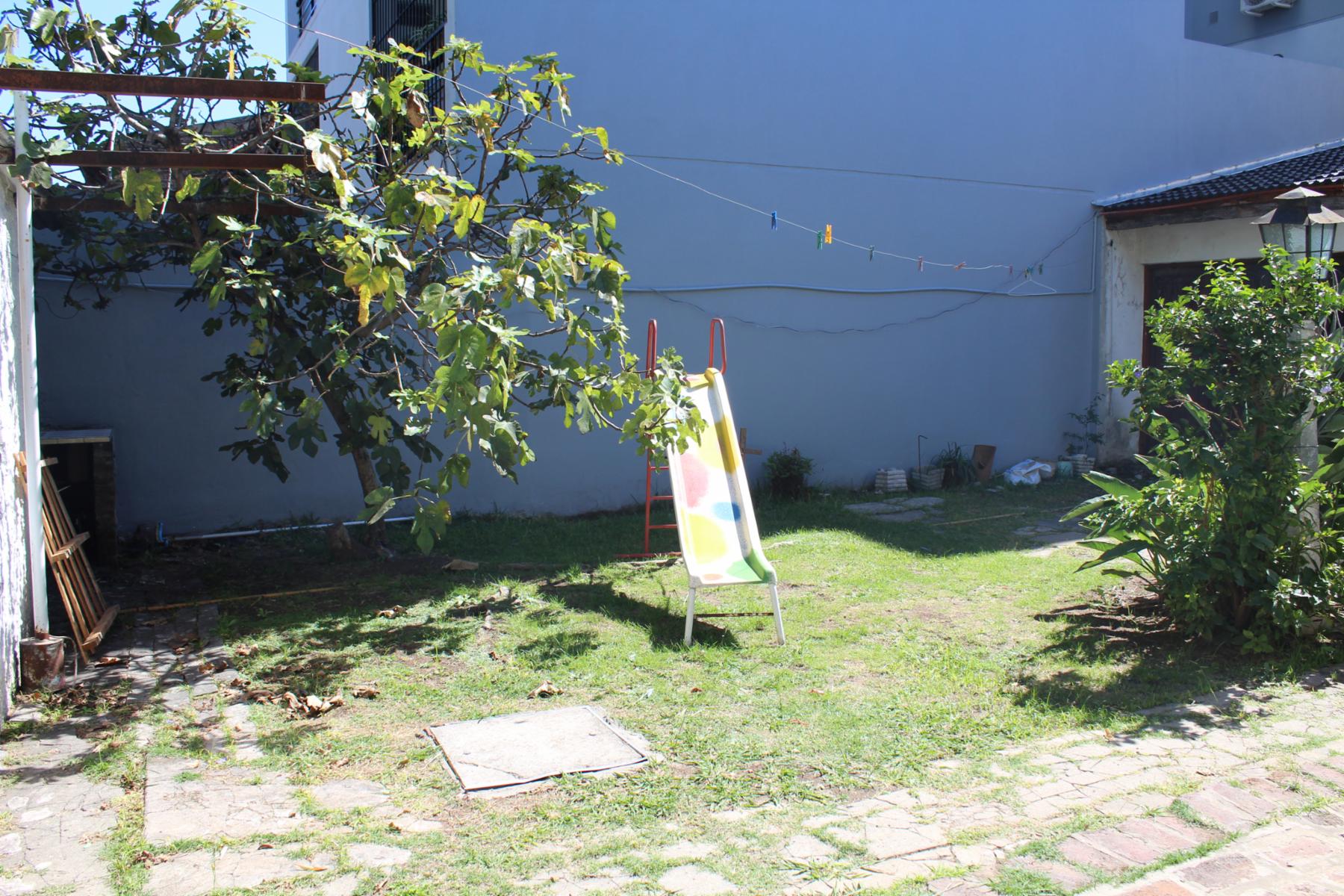 CHALET EN VILLA BOSCH DE 5 AMBIENTES FONDO LIBRE Y DEPTO. EN FONDO DE 2 AMB. — foto 4