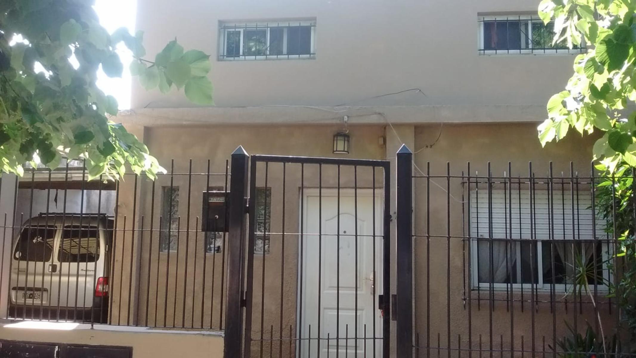 PALOMAR MUY BUENA CASA TIPO PH AL FRENTE DE 5 AMB. CON COCHERA CUBIERTA FONDO PARRILLA.