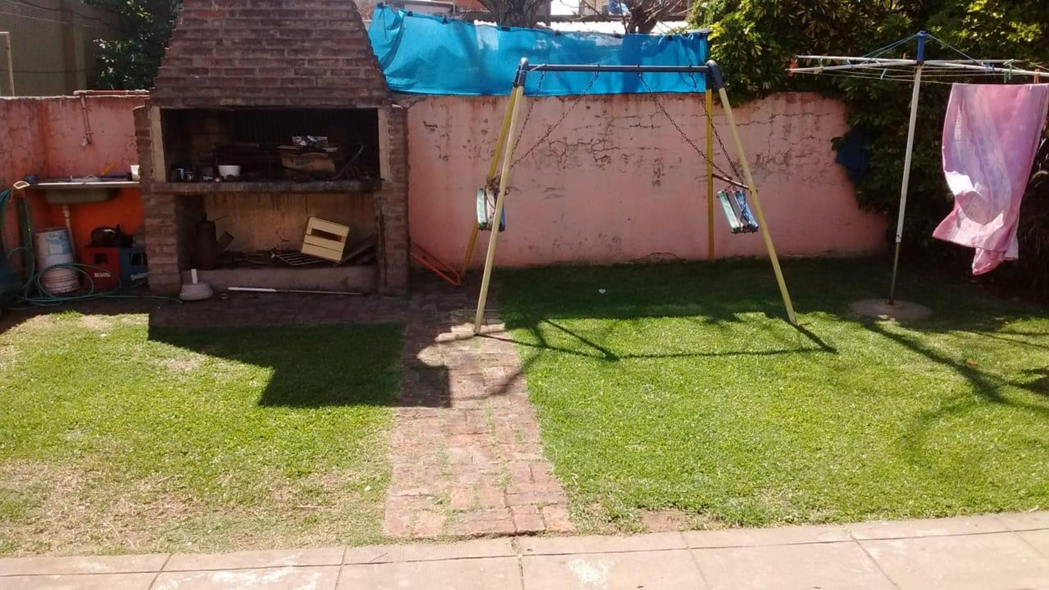 PALOMAR MUY BUENA CASA TIPO PH AL FRENTE DE 5 AMB. CON COCHERA CUBIERTA FONDO PARRILLA. — foto 2