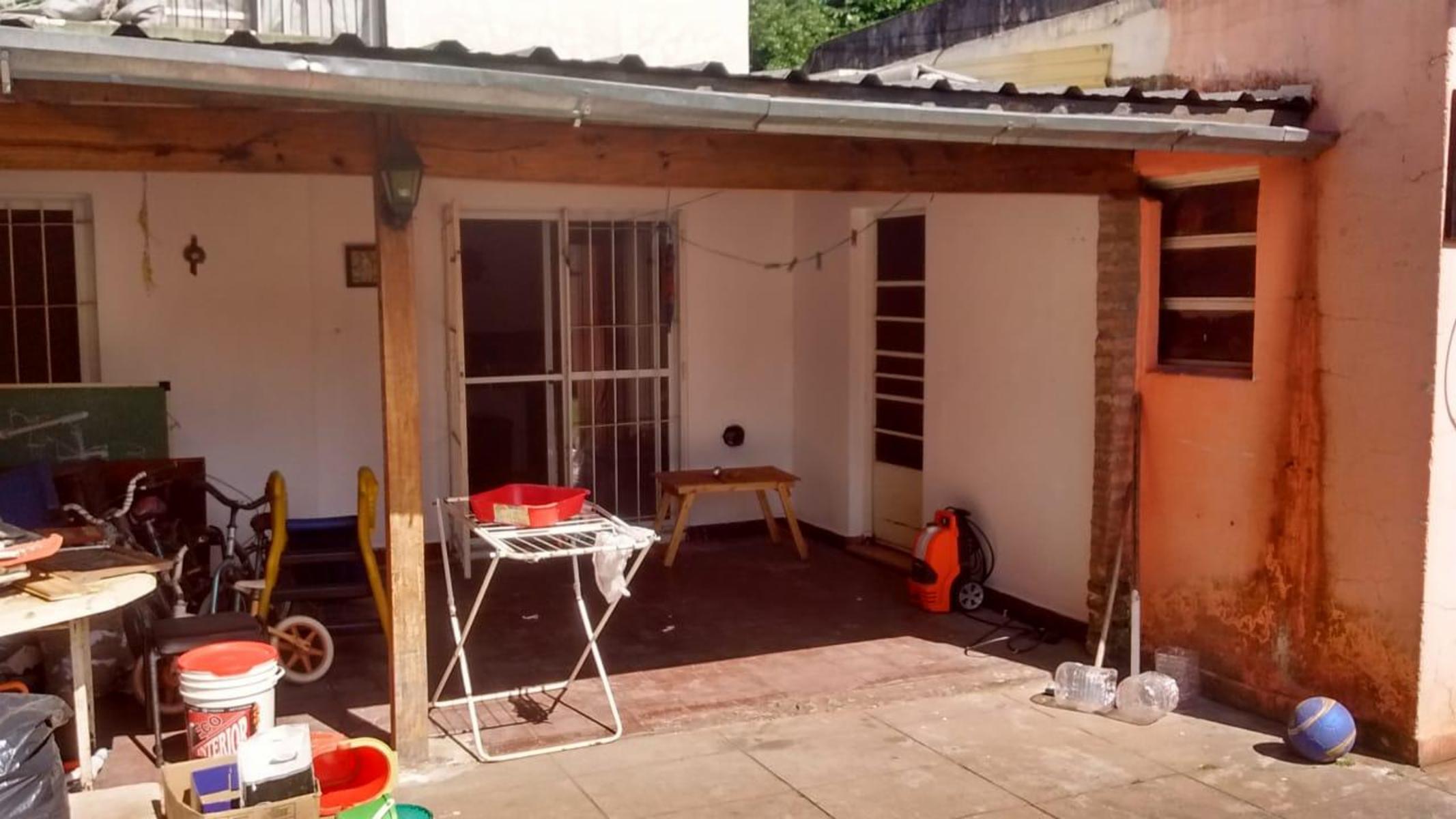 PALOMAR MUY BUENA CASA TIPO PH AL FRENTE DE 5 AMB. CON COCHERA CUBIERTA FONDO PARRILLA. — foto 3