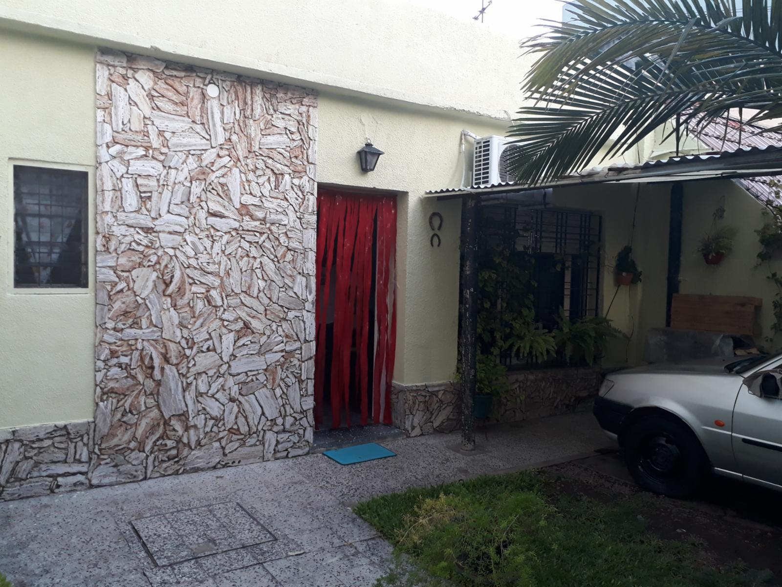 PH DE DOS AMBIENTES CON JARDIN Y COCHERA Y PATIO