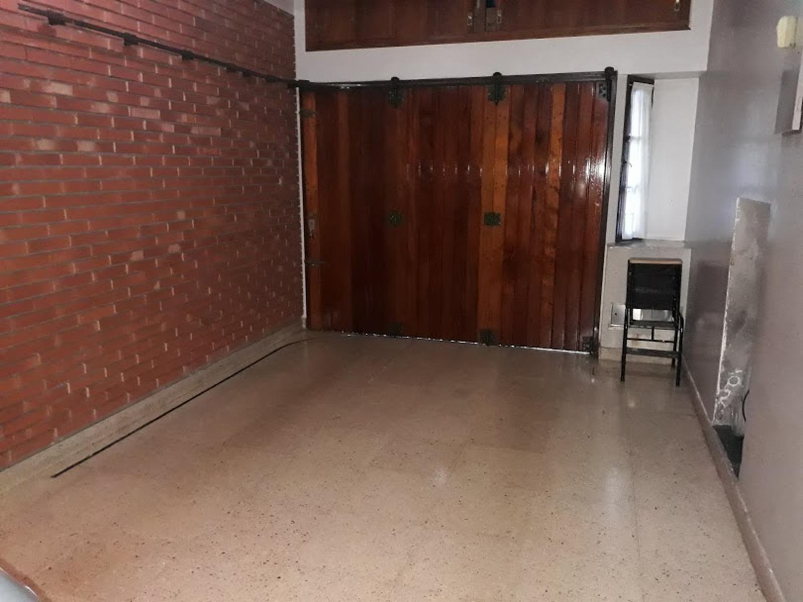 EXCELENTE CASA DE DE 5 AMBIENTES EN 2 PLANTAS CON PARQUE Y PILETA — foto 3
