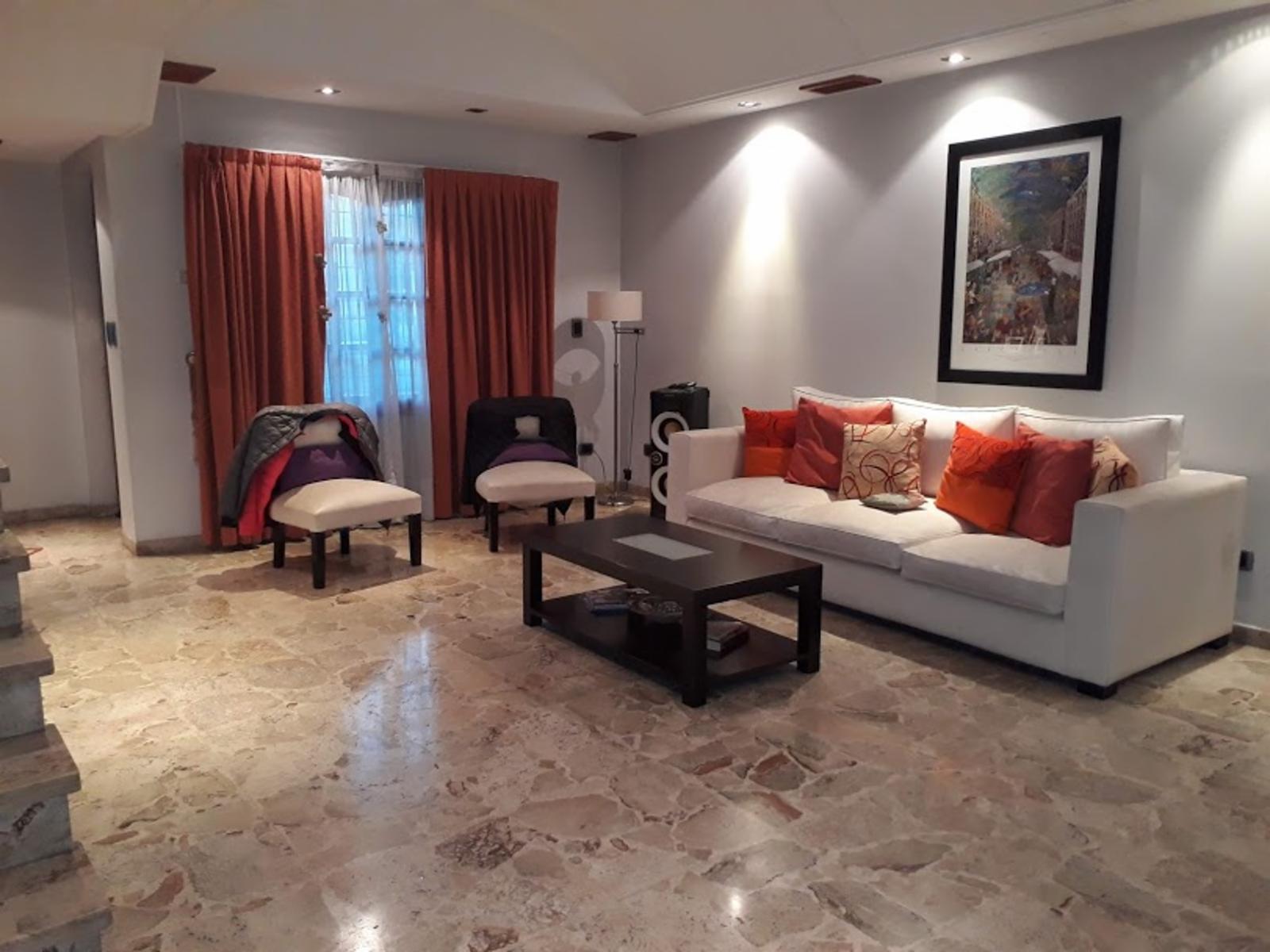 EXCELENTE CASA DE DE 5 AMBIENTES EN 2 PLANTAS CON PARQUE Y PILETA — foto 4