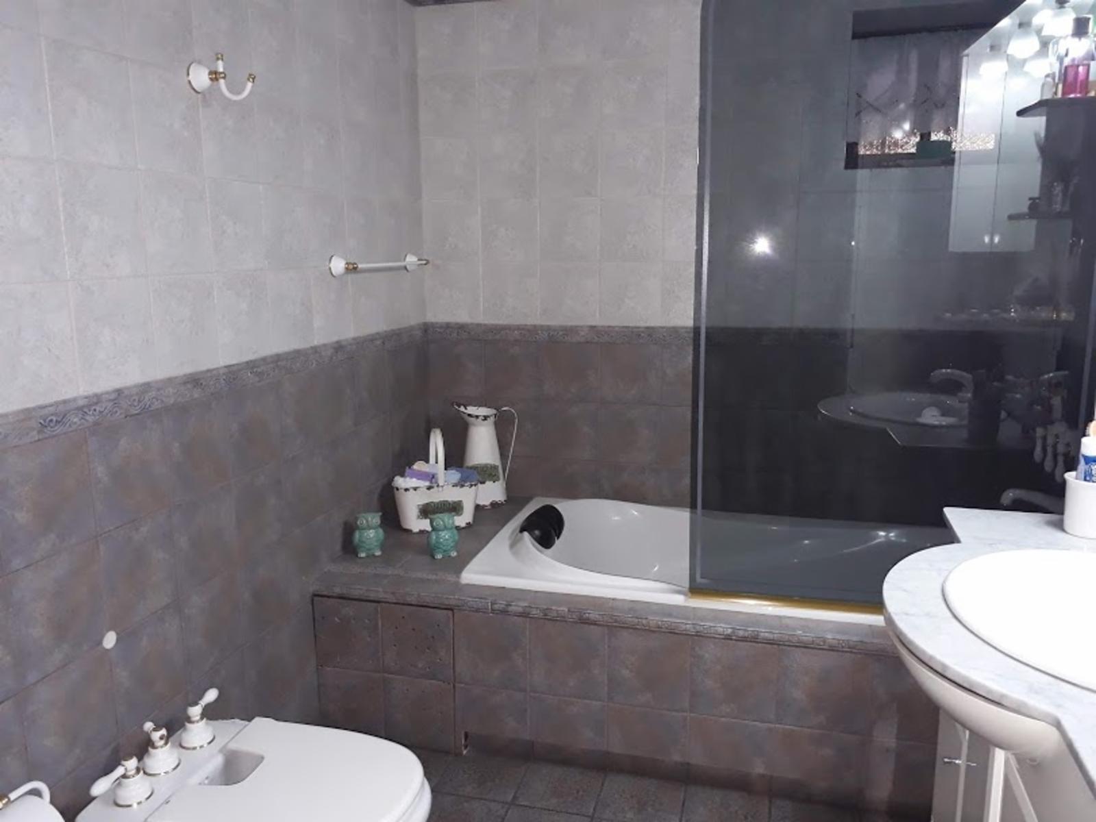 EXCELENTE CASA DE DE 5 AMBIENTES EN 2 PLANTAS CON PARQUE Y PILETA — foto 8