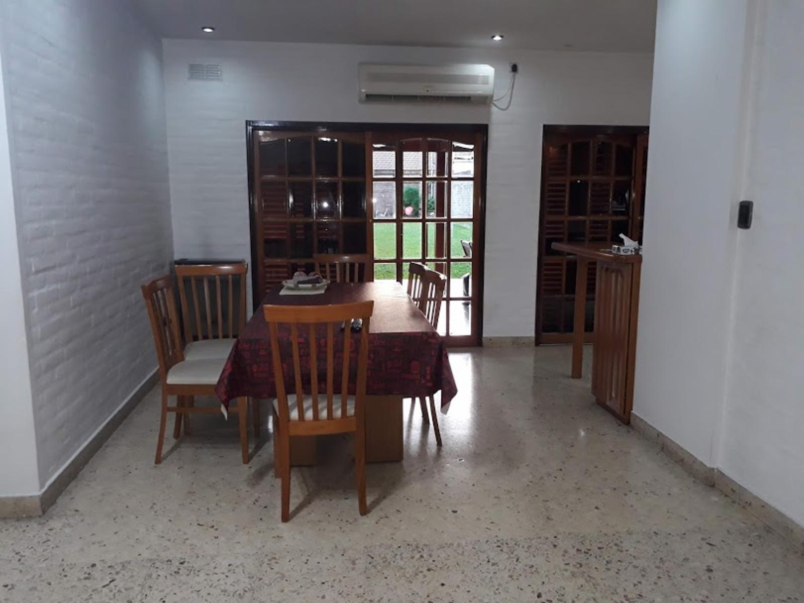 EXCELENTE CASA DE DE 5 AMBIENTES EN 2 PLANTAS CON PARQUE Y PILETA — foto 9
