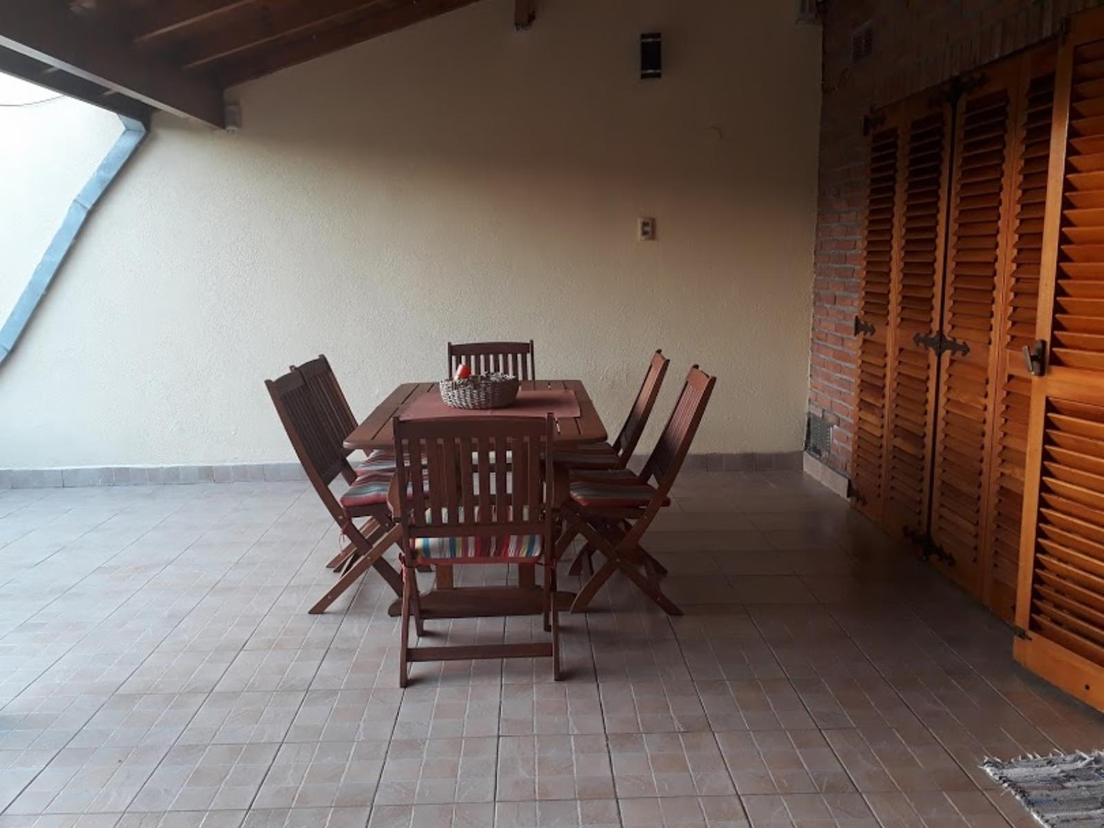 EXCELENTE CASA DE DE 5 AMBIENTES EN 2 PLANTAS CON PARQUE Y PILETA — foto 11