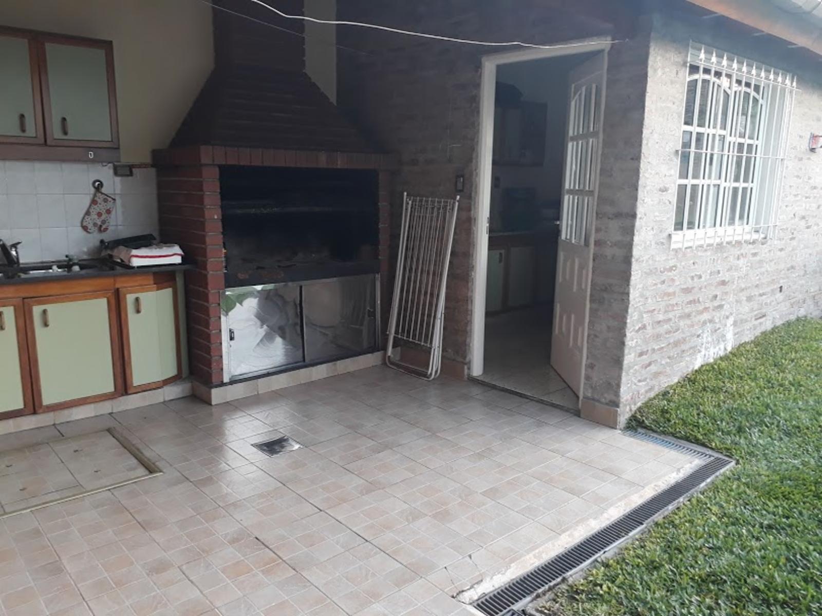 EXCELENTE CASA DE DE 5 AMBIENTES EN 2 PLANTAS CON PARQUE Y PILETA — foto 12