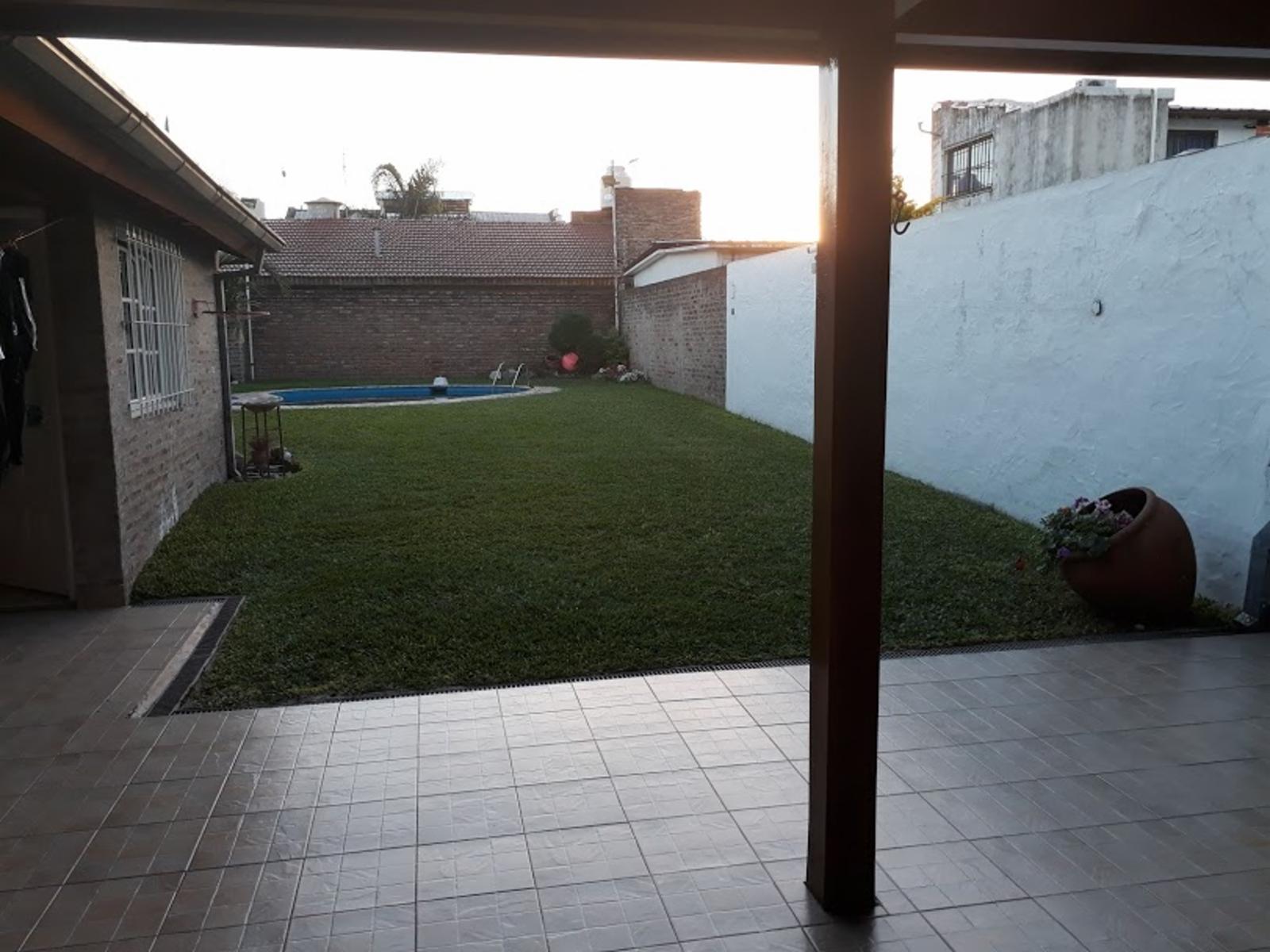 EXCELENTE CASA DE DE 5 AMBIENTES EN 2 PLANTAS CON PARQUE Y PILETA — foto 13