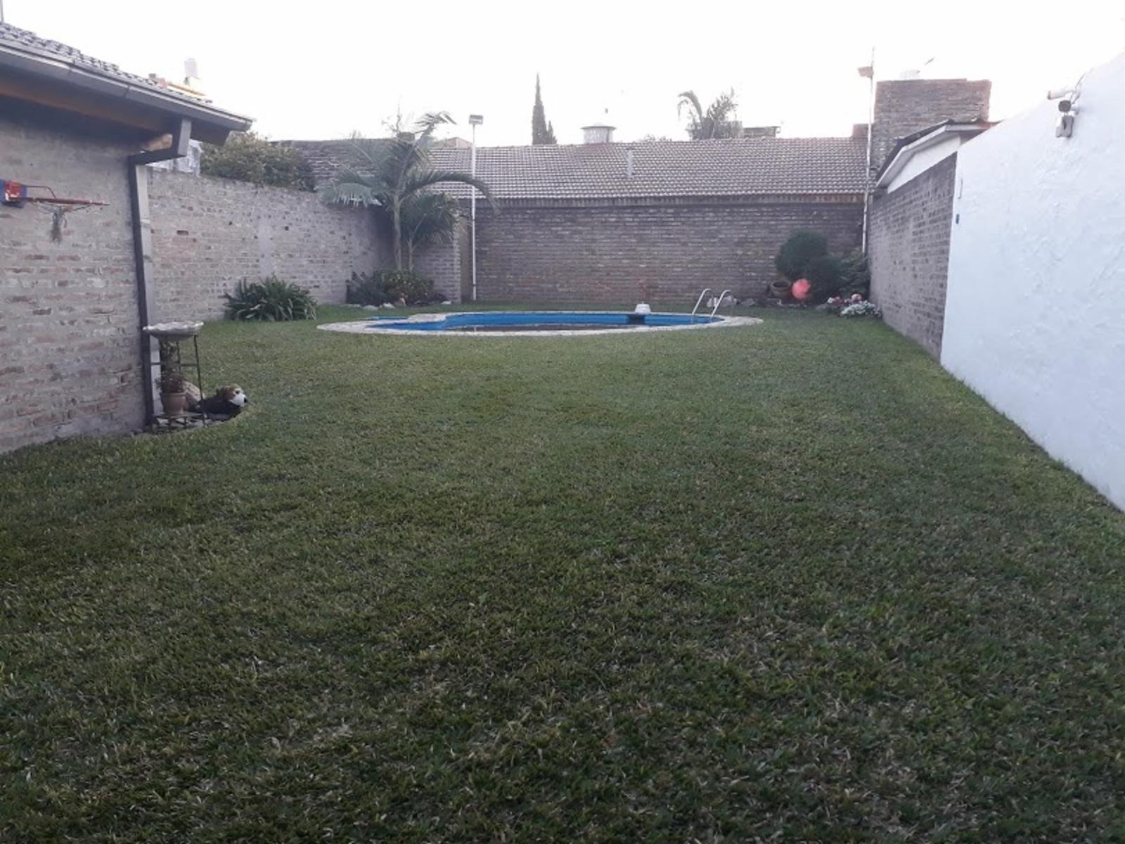 EXCELENTE CASA DE DE 5 AMBIENTES EN 2 PLANTAS CON PARQUE Y PILETA — foto 14