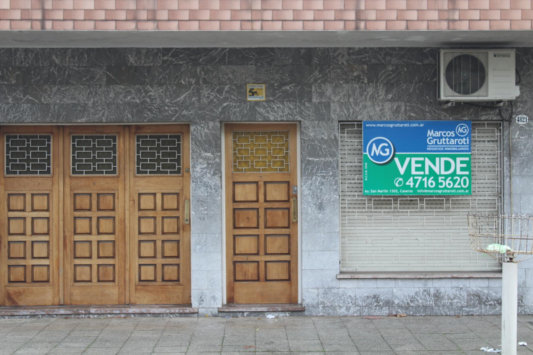 MUY BUEN PH DE DOS AMBIENTES AMPLIO AL FRENTE EN PLANTA BAJA.