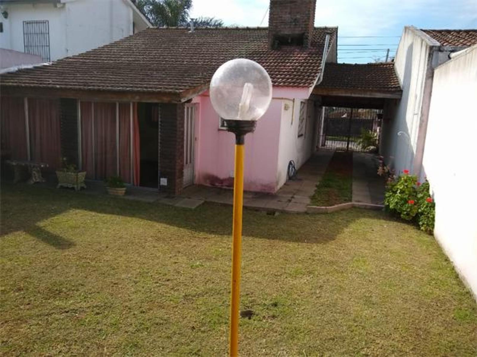 Castelar, Casa en muy buen estado de 3 Ambientes.