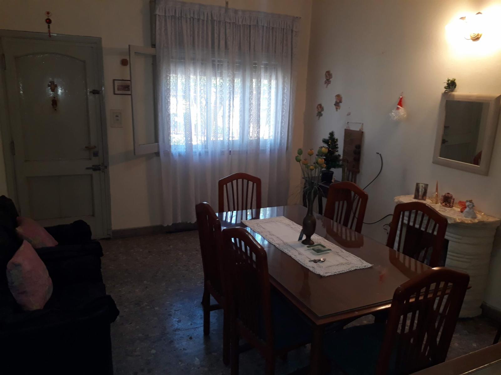 Excelente casa de 3 Ambientes en Loma Hermosa con fondo patio libre