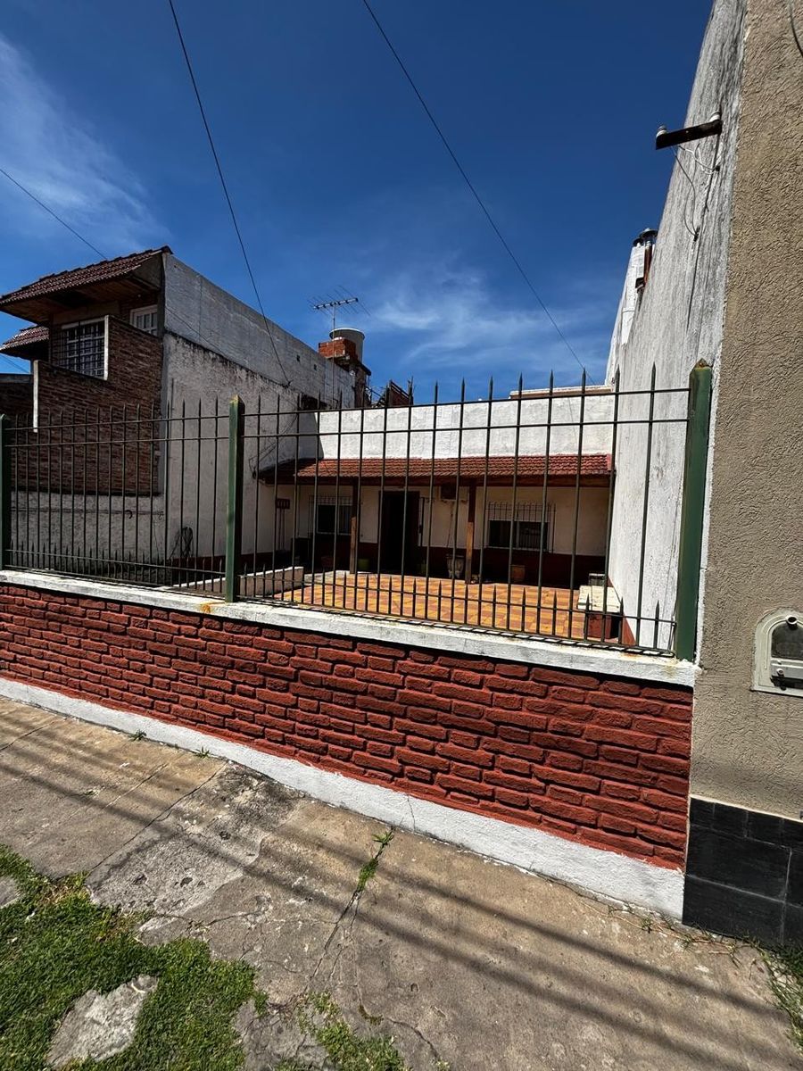 ALQUILER CASA. VALENTIN ALSINA - CATAMARCA 300 - 1