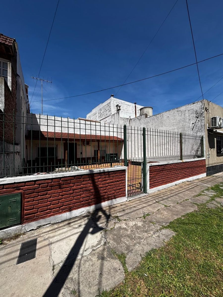 ALQUILER CASA. VALENTIN ALSINA - CATAMARCA 300 - 2