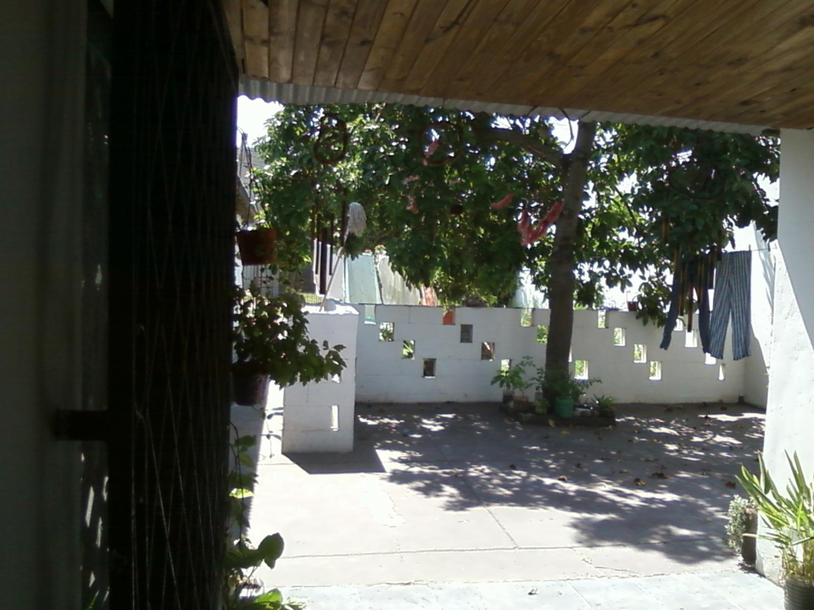 CASA EN BUEN ESTADO CON UN DEPARTAMENTO INDEPENDIENTE EN SU FRENTE — foto 4