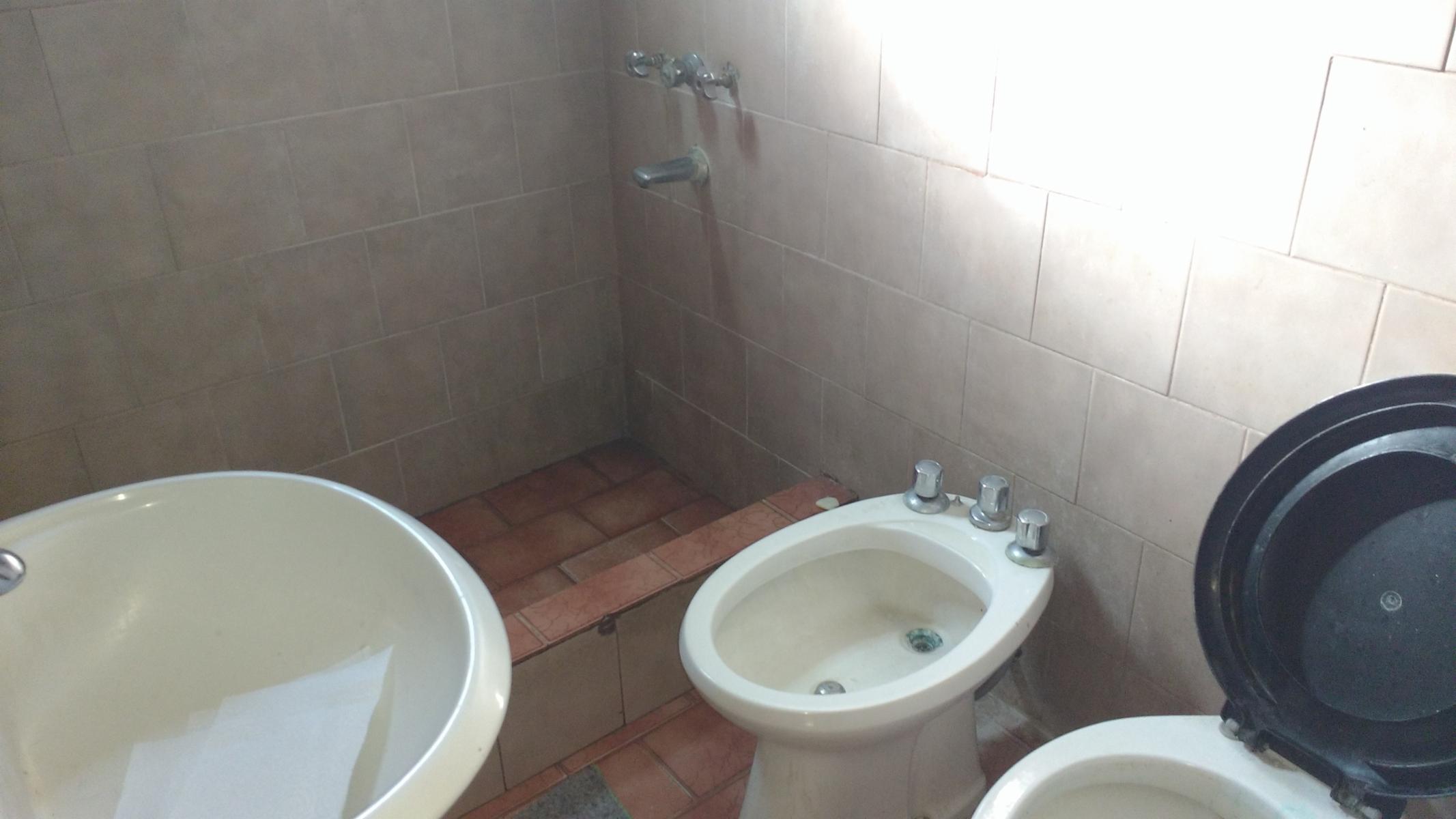 Dos Casas y Dos Locales Comerciales en buena zona comercial de Burzaco — foto 5