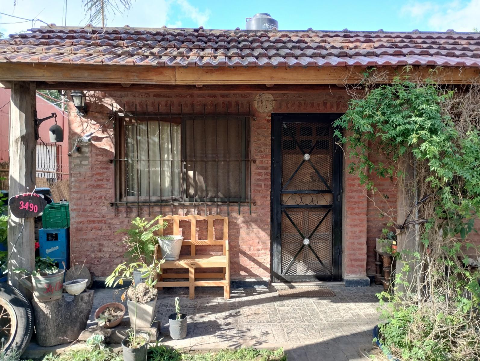 Casa Americana en VENTA con Galpón, Depósito o Taller en su fondo en Barrio Almafuerte de Glew.
