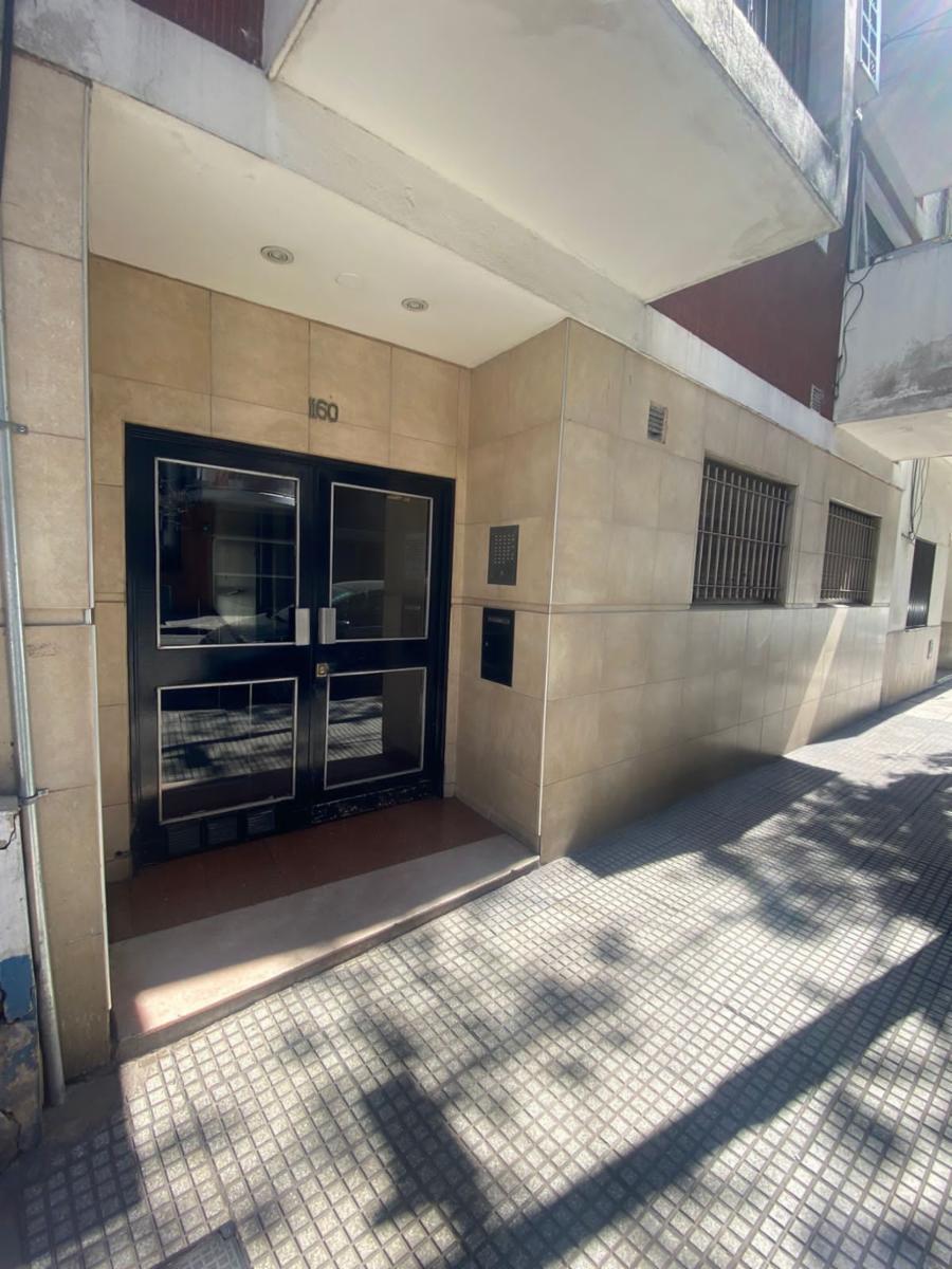 Departamento en VENTA de 2 ambientes en recoleta con balcón.