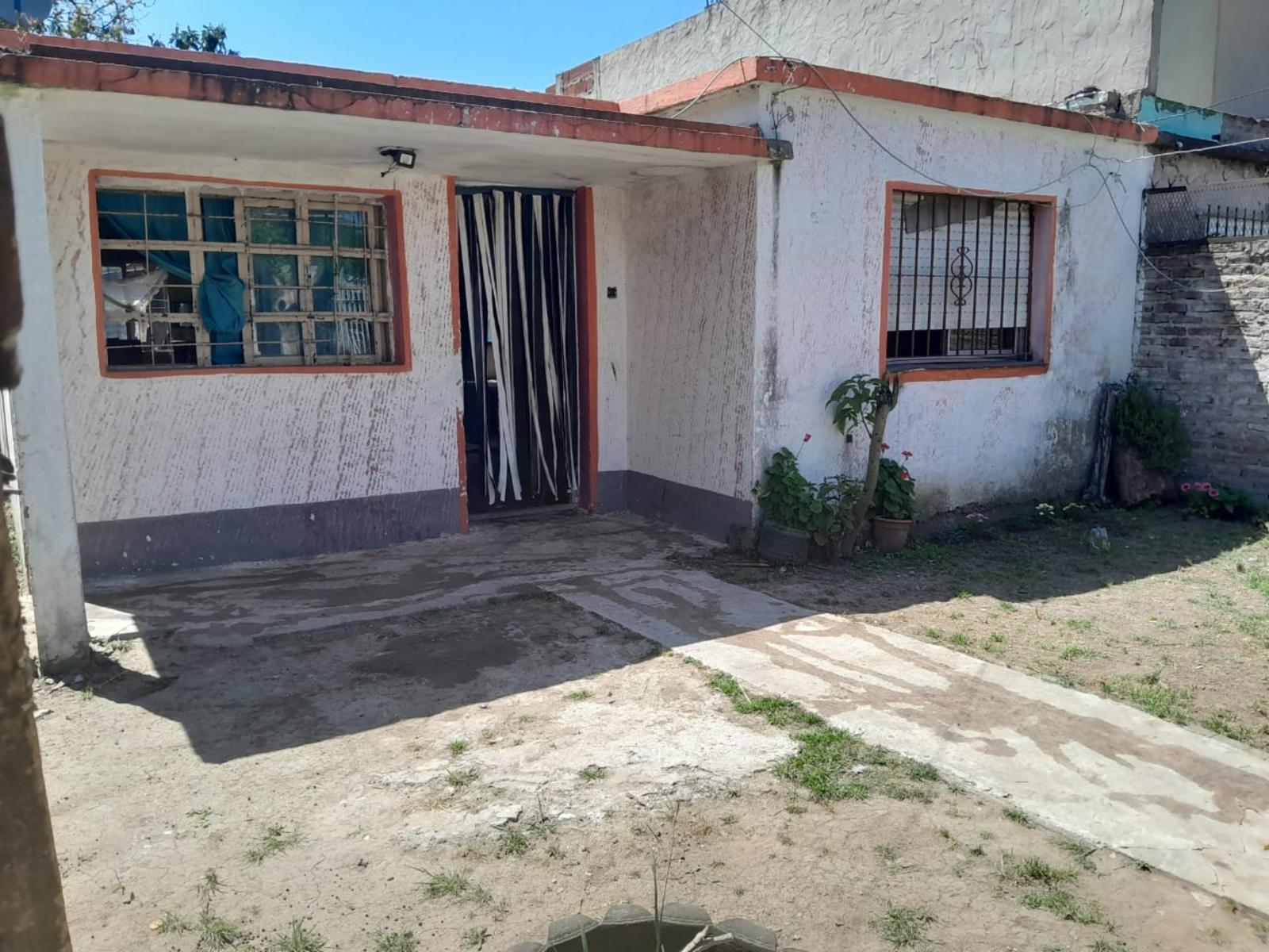 Casa Americana en VENTA a pocos metros del colectivo local en Glew. — foto 3
