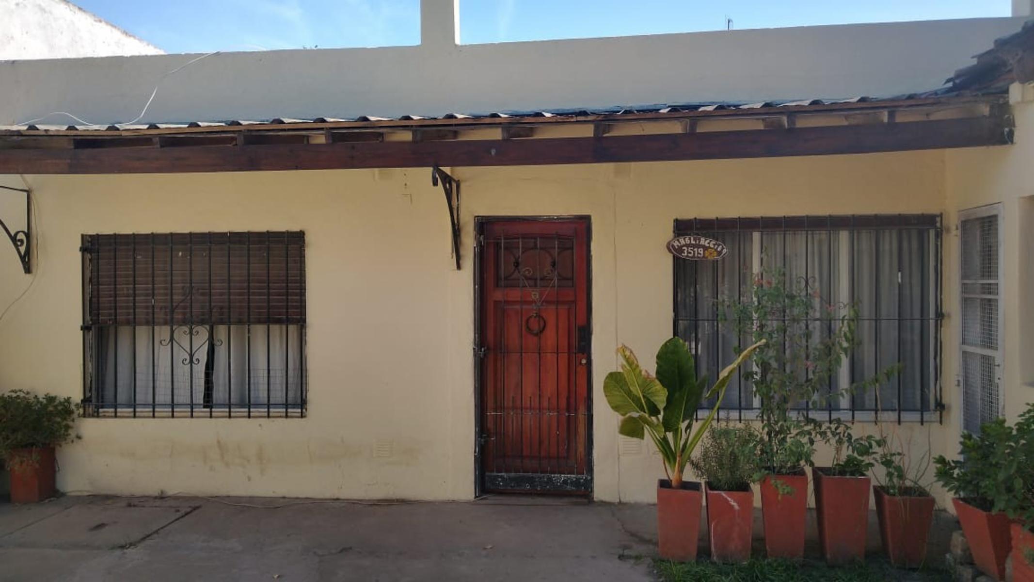 Casa Americana en VENTA con 3 dormitorios en Barrio Gendarmería de Glew.
