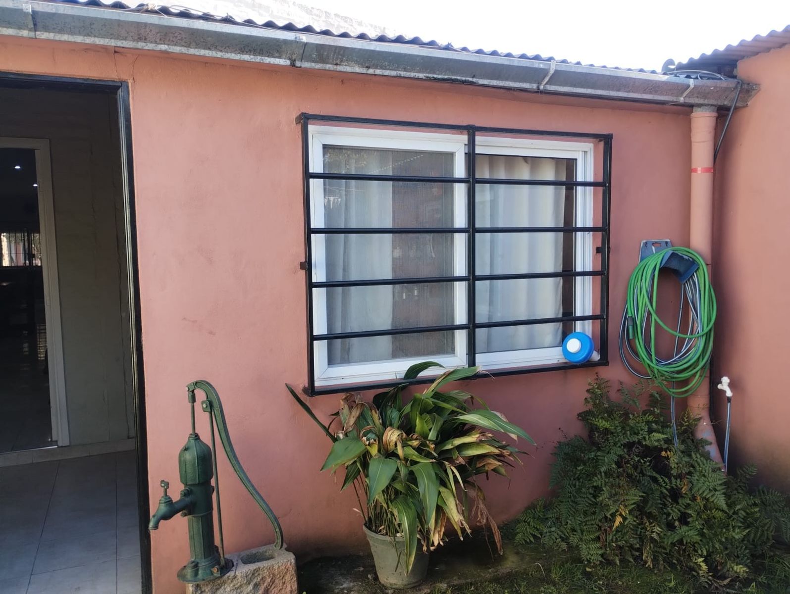 Casa en VENTA de 3 dormitorios, quincho, parque y garaje en Guernica este. — foto 2