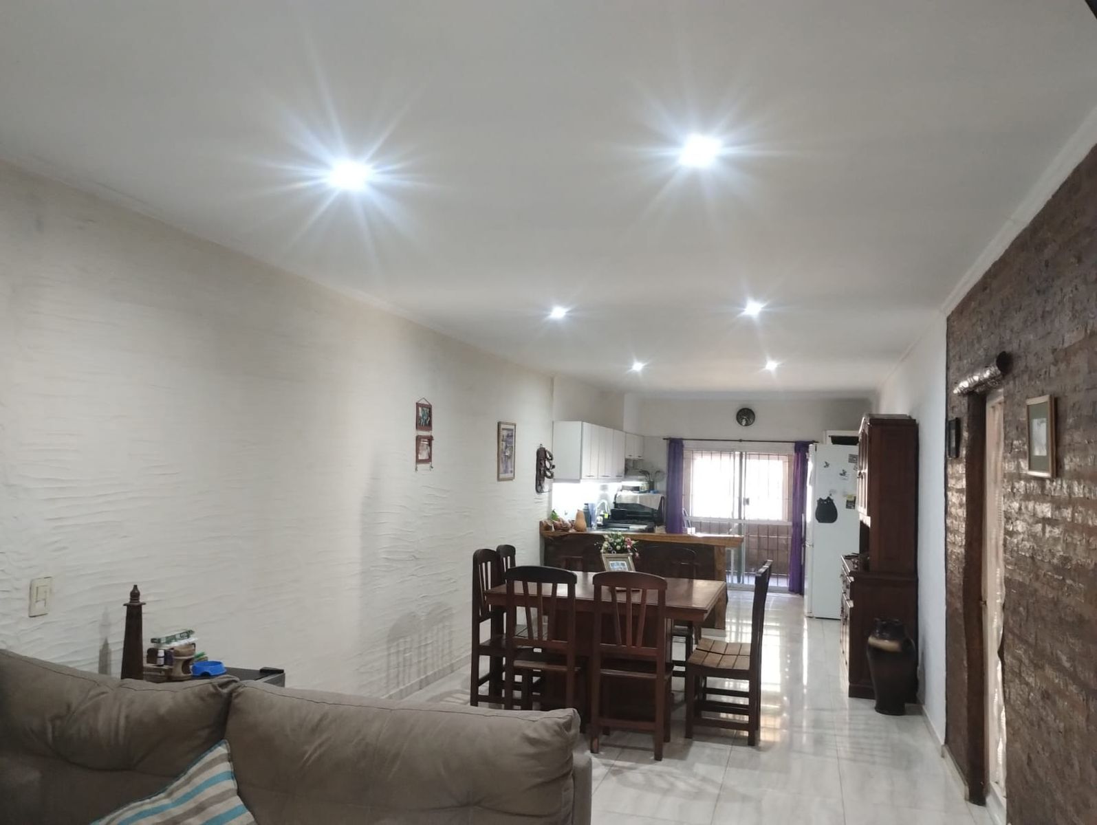 Casa en VENTA de 3 dormitorios, quincho, parque y garaje en Guernica este. — foto 3