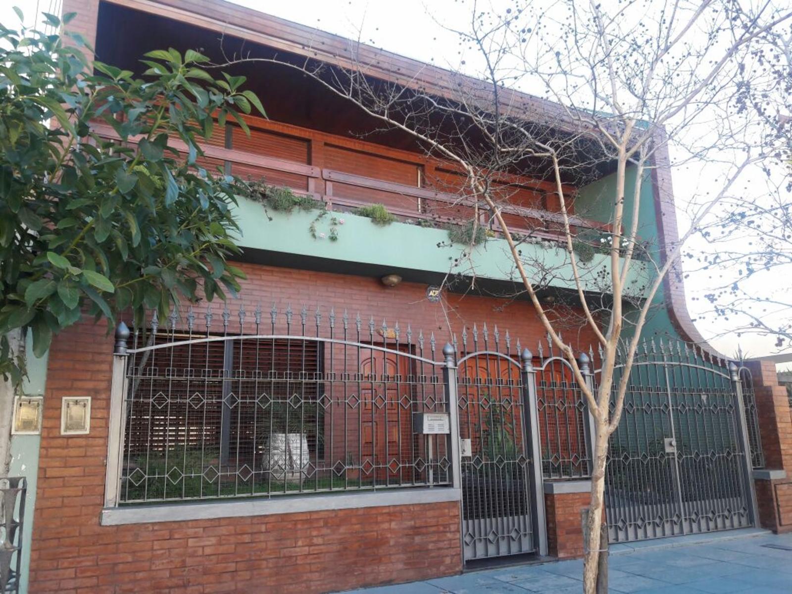 Casa sobre lote de 8.66x26 en 3 plantas con PARQUE Y PISCINA. Excelente construccion. MENDOZA 2500 — foto 3