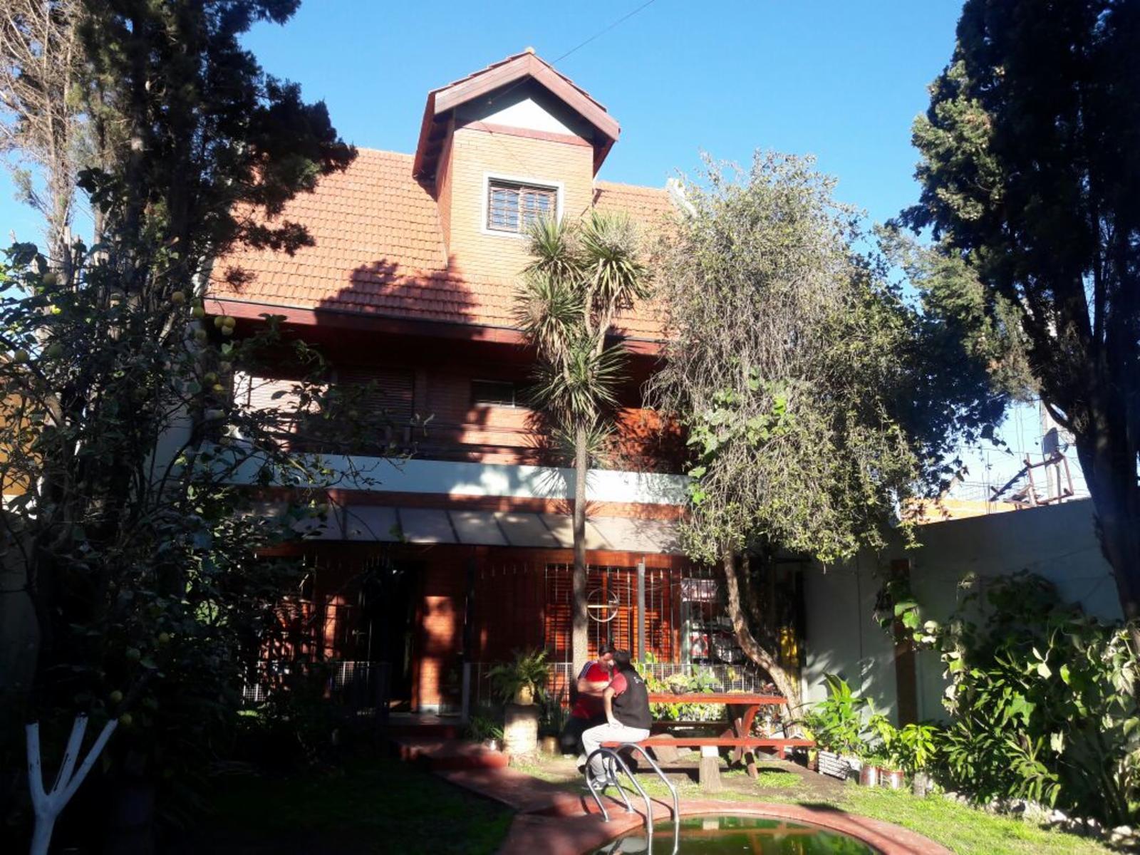 Casa sobre lote de 8.66x26 en 3 plantas con PARQUE Y PISCINA. Excelente construccion. MENDOZA 2500 — foto 9