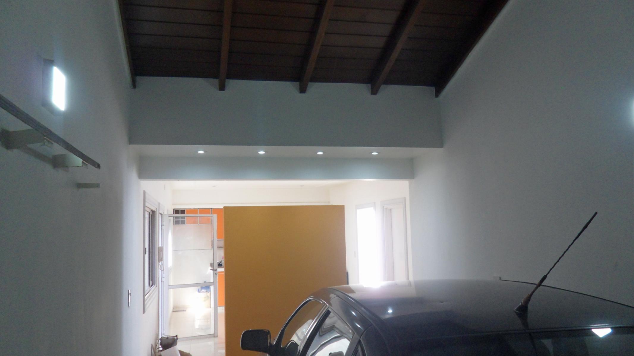 DEPARTAMENTO TIPO CASA TRES AMBIENTES AL FRENTE CON COCHERA RECICLADO A NUEVO. PRECIO ACTUALIZADO