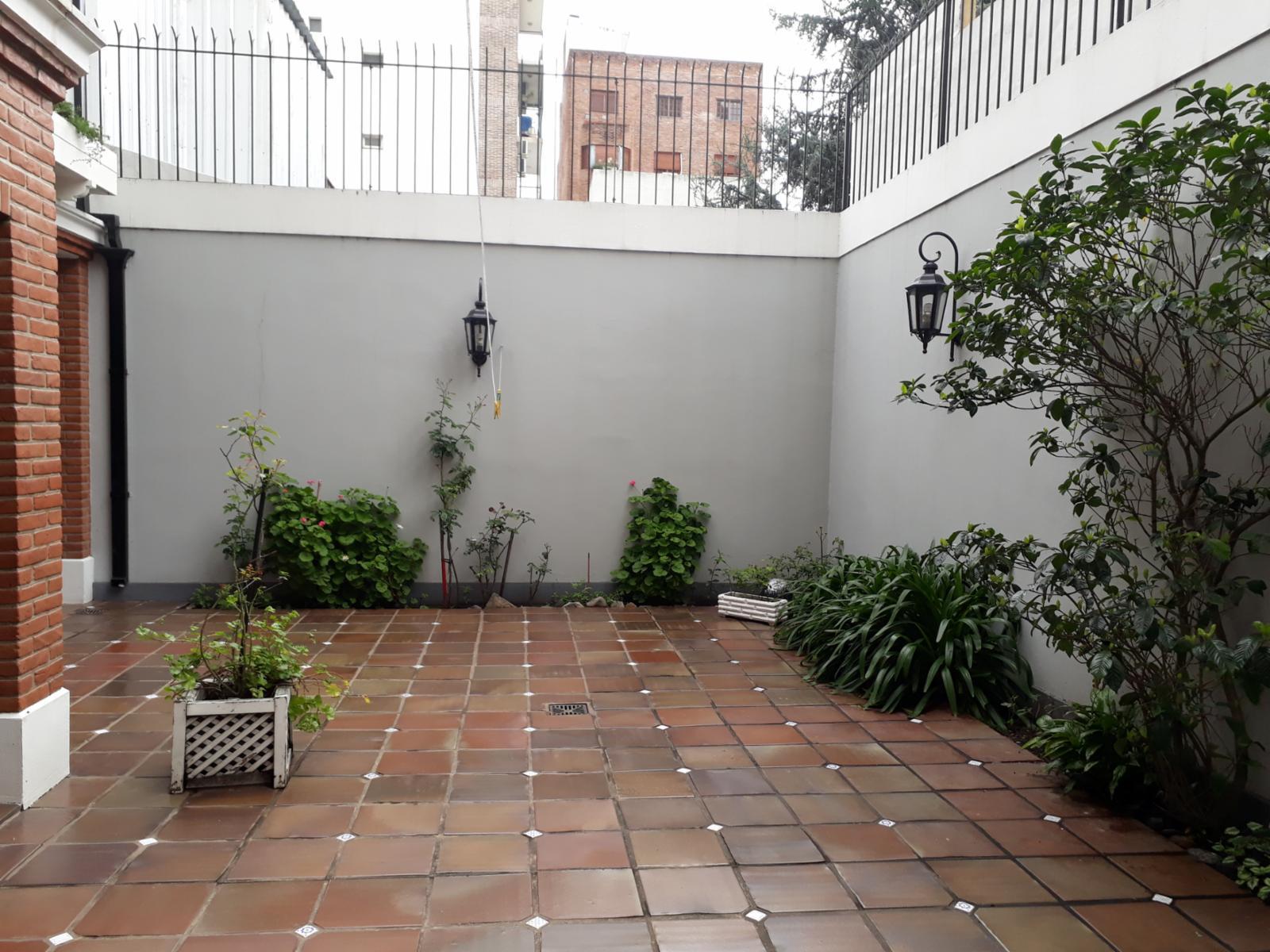 CASA 5 AMB. c/2 coch. Excelente e impecable S/lote propio en Lanusita. USO COMERCIAL O VIVIENDA. — foto 9
