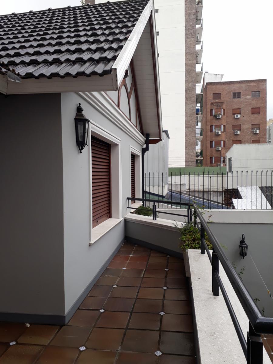 CASA 5 AMB. c/2 coch. Excelente e impecable S/lote propio en Lanusita. USO COMERCIAL O VIVIENDA. — foto 12