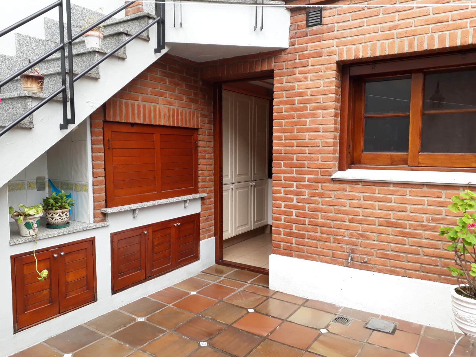 CASA 5 AMB. c/2 coch. Excelente e impecable S/lote propio en Lanusita. USO COMERCIAL O VIVIENDA. — foto 13