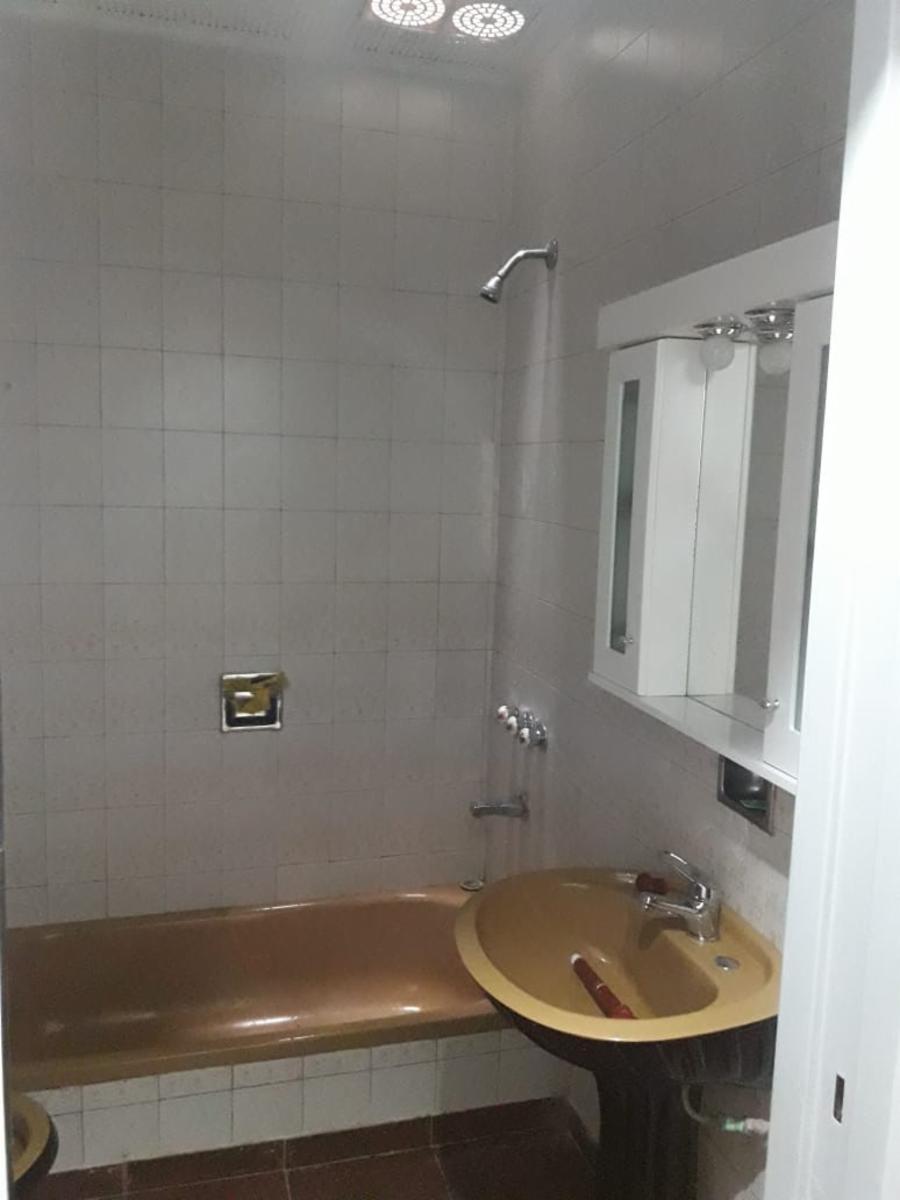 NUEVO PRECIO OPORTUNIDAD Inversores. CASA EN VENTA: Sobre amplio Lote propio Casa 3 amb. c/coch. + dpto. 2 amb. + fondo + galpón. Con renta. — foto 2