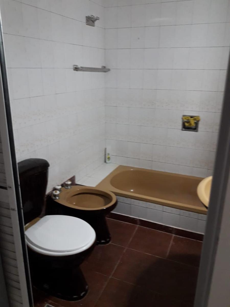 NUEVO PRECIO OPORTUNIDAD Inversores. CASA EN VENTA: Sobre amplio Lote propio Casa 3 amb. c/coch. + dpto. 2 amb. + fondo + galpón. Con renta. — foto 3
