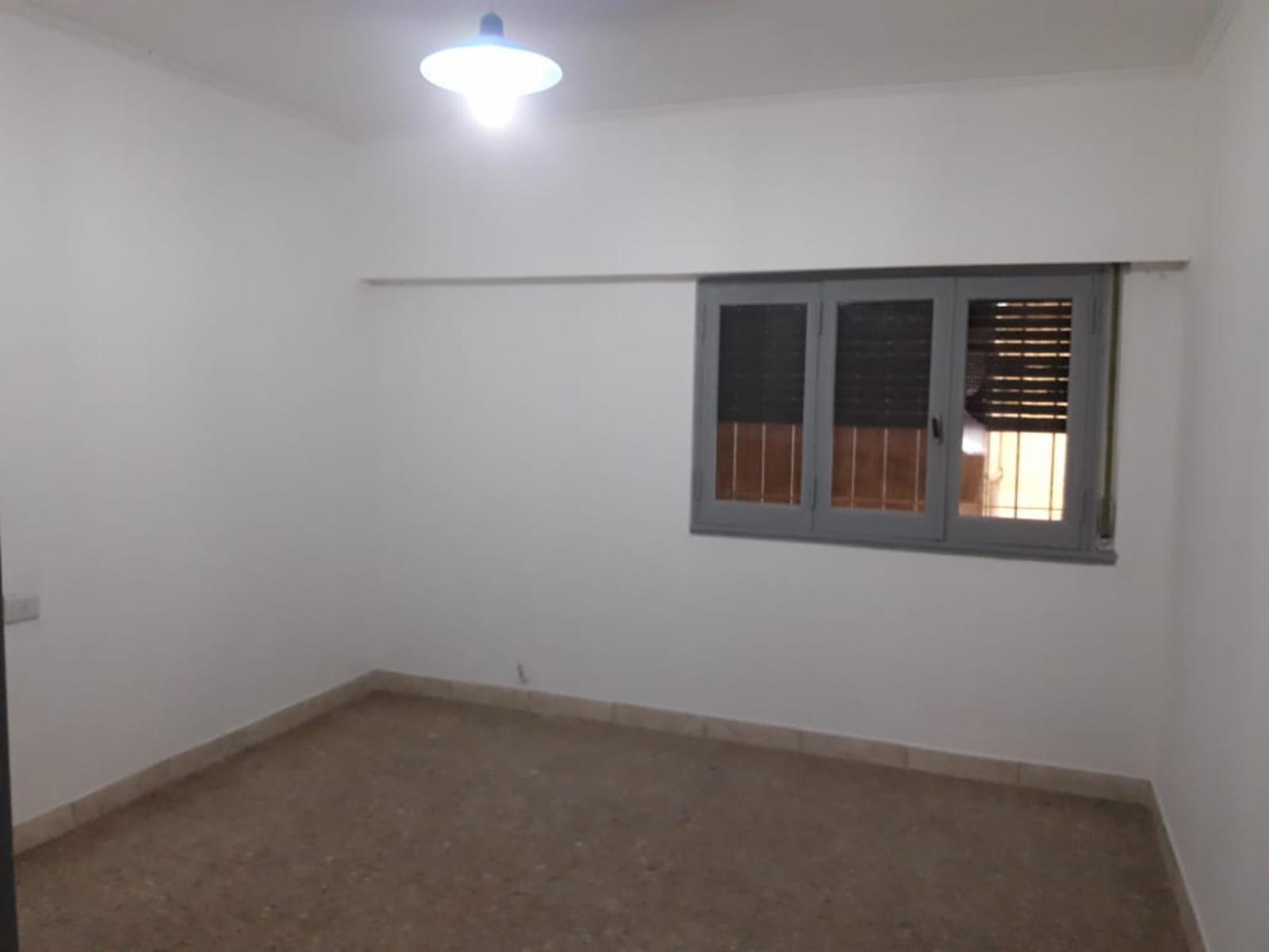 NUEVO PRECIO OPORTUNIDAD Inversores. CASA EN VENTA: Sobre amplio Lote propio Casa 3 amb. c/coch. + dpto. 2 amb. + fondo + galpón. Con renta. — foto 4