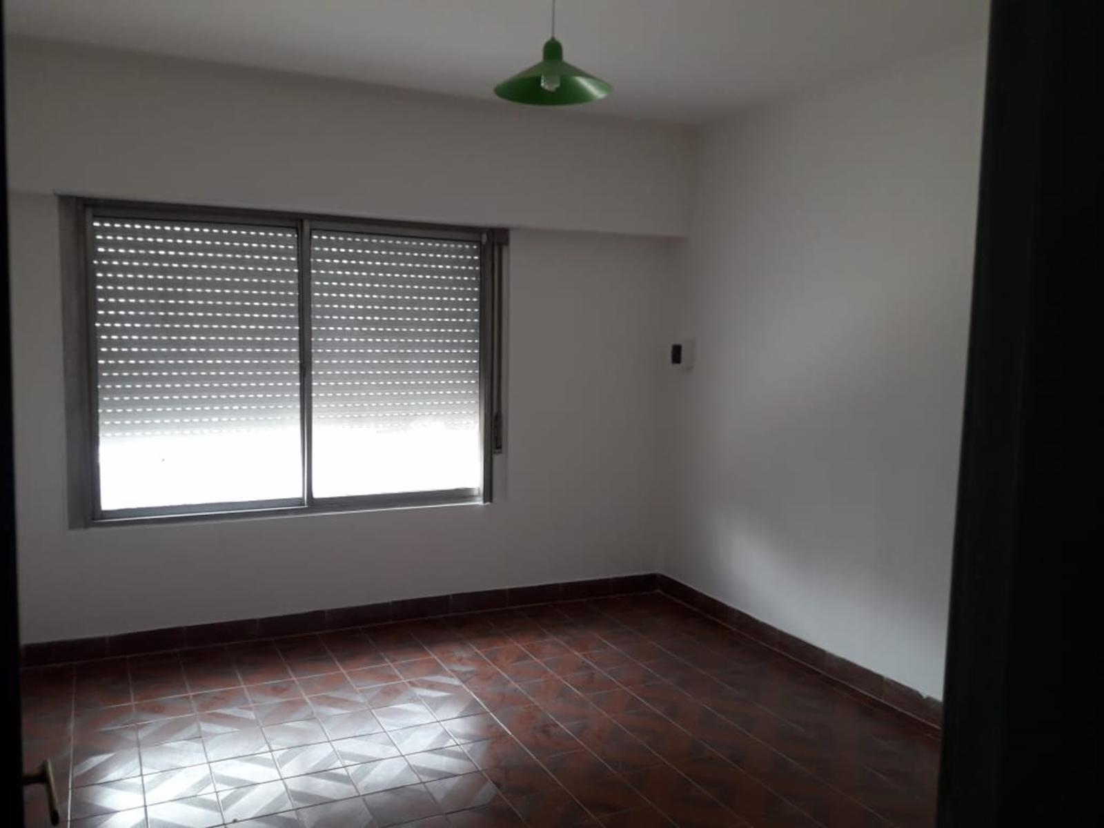 NUEVO PRECIO OPORTUNIDAD Inversores. CASA EN VENTA: Sobre amplio Lote propio Casa 3 amb. c/coch. + dpto. 2 amb. + fondo + galpón. Con renta. — foto 7
