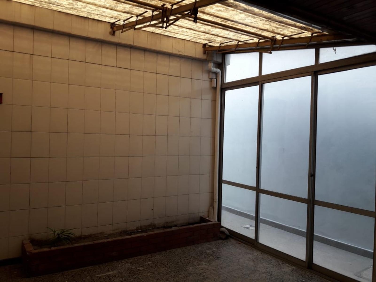 NUEVO PRECIO OPORTUNIDAD Inversores. CASA EN VENTA: Sobre amplio Lote propio Casa 3 amb. c/coch. + dpto. 2 amb. + fondo + galpón. Con renta. — foto 9
