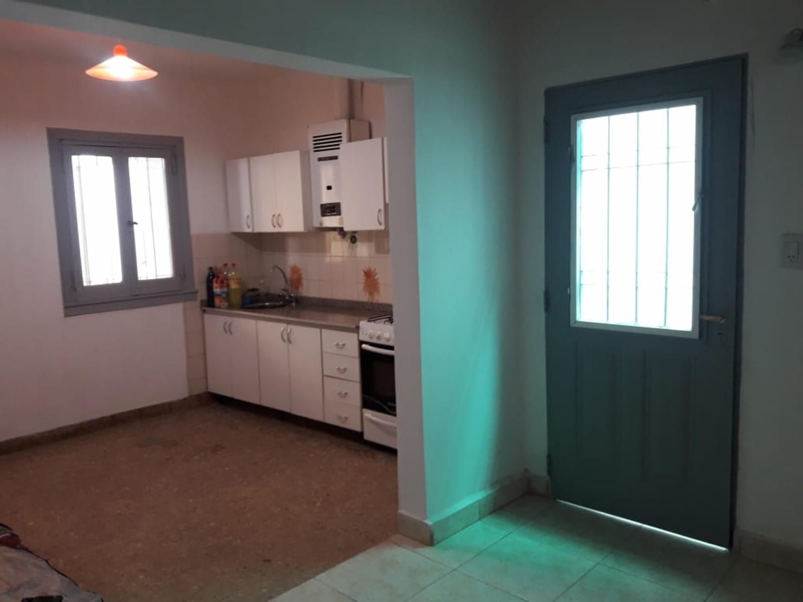 NUEVO PRECIO OPORTUNIDAD Inversores. CASA EN VENTA: Sobre amplio Lote propio Casa 3 amb. c/coch. + dpto. 2 amb. + fondo + galpón. Con renta. — foto 10