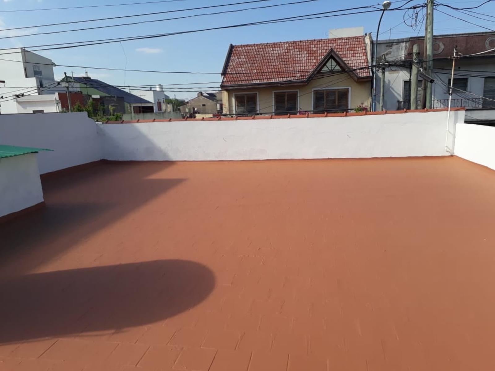 NUEVO PRECIO OPORTUNIDAD Inversores. CASA EN VENTA: Sobre amplio Lote propio Casa 3 amb. c/coch. + dpto. 2 amb. + fondo + galpón. Con renta. — foto 11