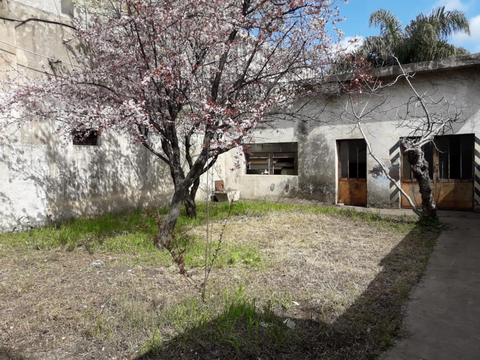 NUEVO PRECIO OPORTUNIDAD Inversores. CASA EN VENTA: Sobre amplio Lote propio Casa 3 amb. c/coch. + dpto. 2 amb. + fondo + galpón. Con renta. — foto 14