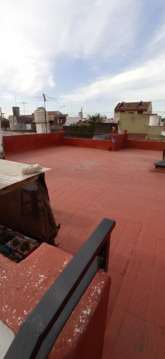 DEPARTAMENTO TIPO CASA 3 AMBIENTES MUY AMPLIO CON PATIO