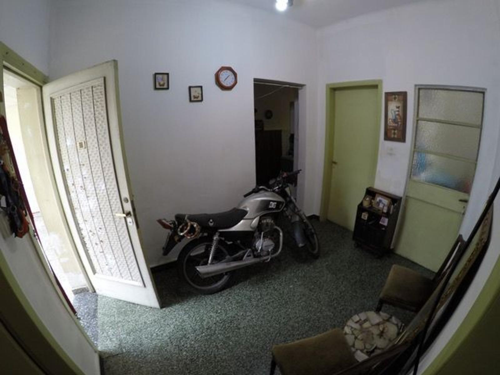 CASA S/LOTE DE 8,66x50 IDEAL 2 FLIAS. O PARA DUPLEX/TRIPLEX. FONDO DE USO COMUN CON PISCINA. — foto 5