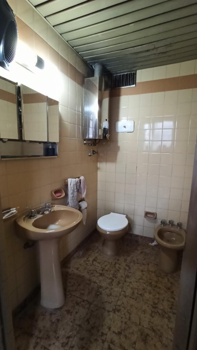 CASA S/LOTE DE 8,66x50 IDEAL 2 FLIAS. O PARA DUPLEX/TRIPLEX. FONDO DE USO COMUN CON PISCINA. — foto 8