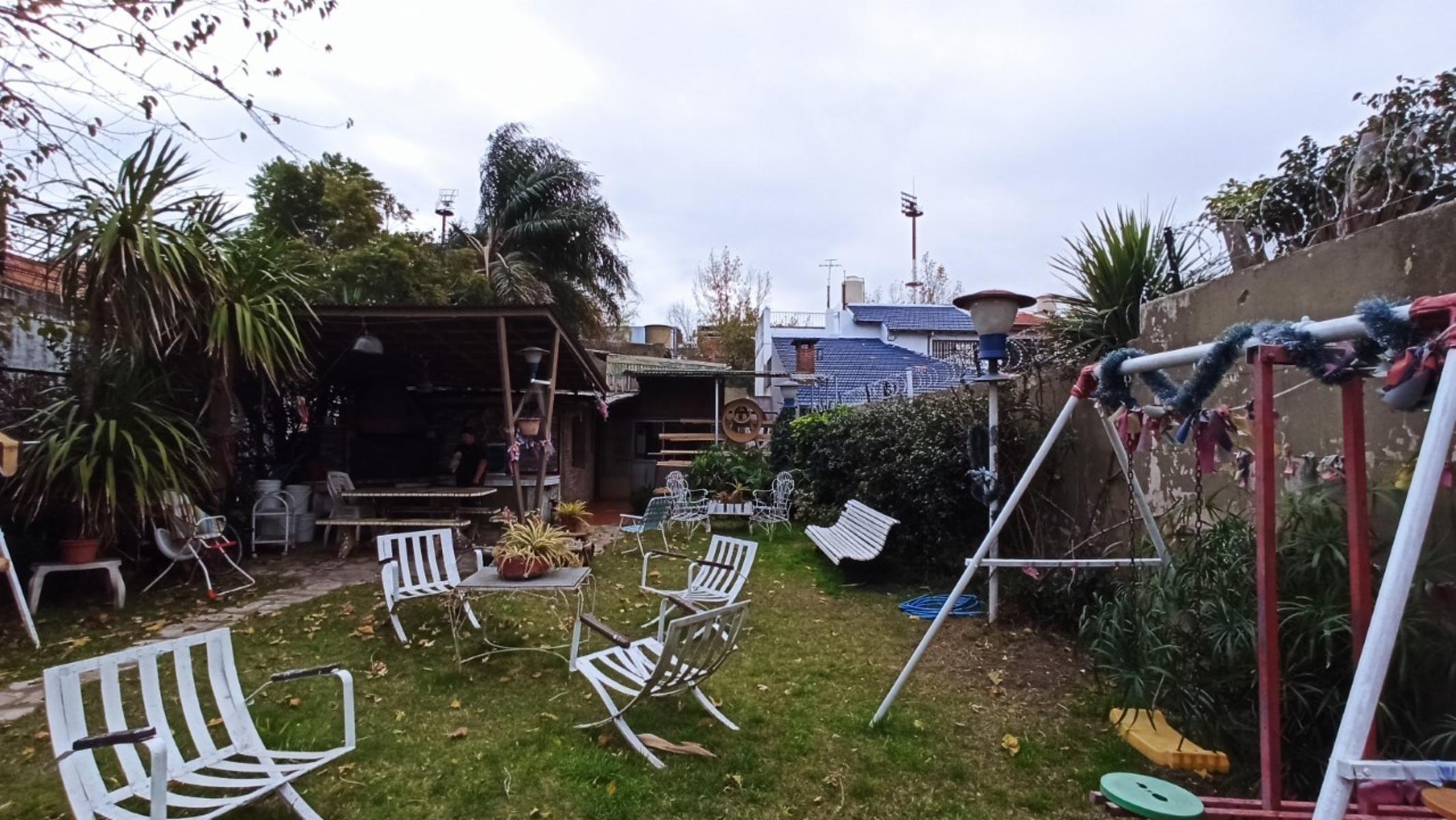CASA S/LOTE DE 8,66x50 IDEAL 2 FLIAS. O PARA DUPLEX/TRIPLEX. FONDO DE USO COMUN CON PISCINA. — foto 10