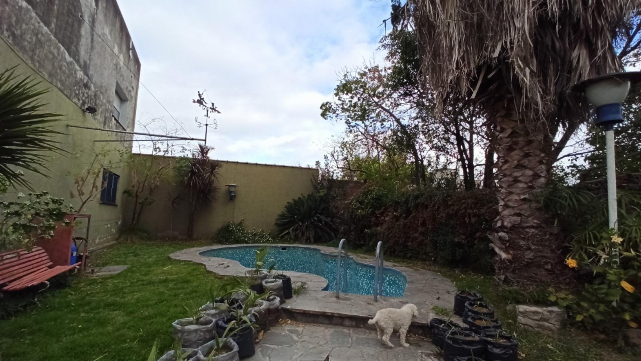 CASA S/LOTE DE 8,66x50 IDEAL 2 FLIAS. O PARA DUPLEX/TRIPLEX. FONDO DE USO COMUN CON PISCINA. — foto 12