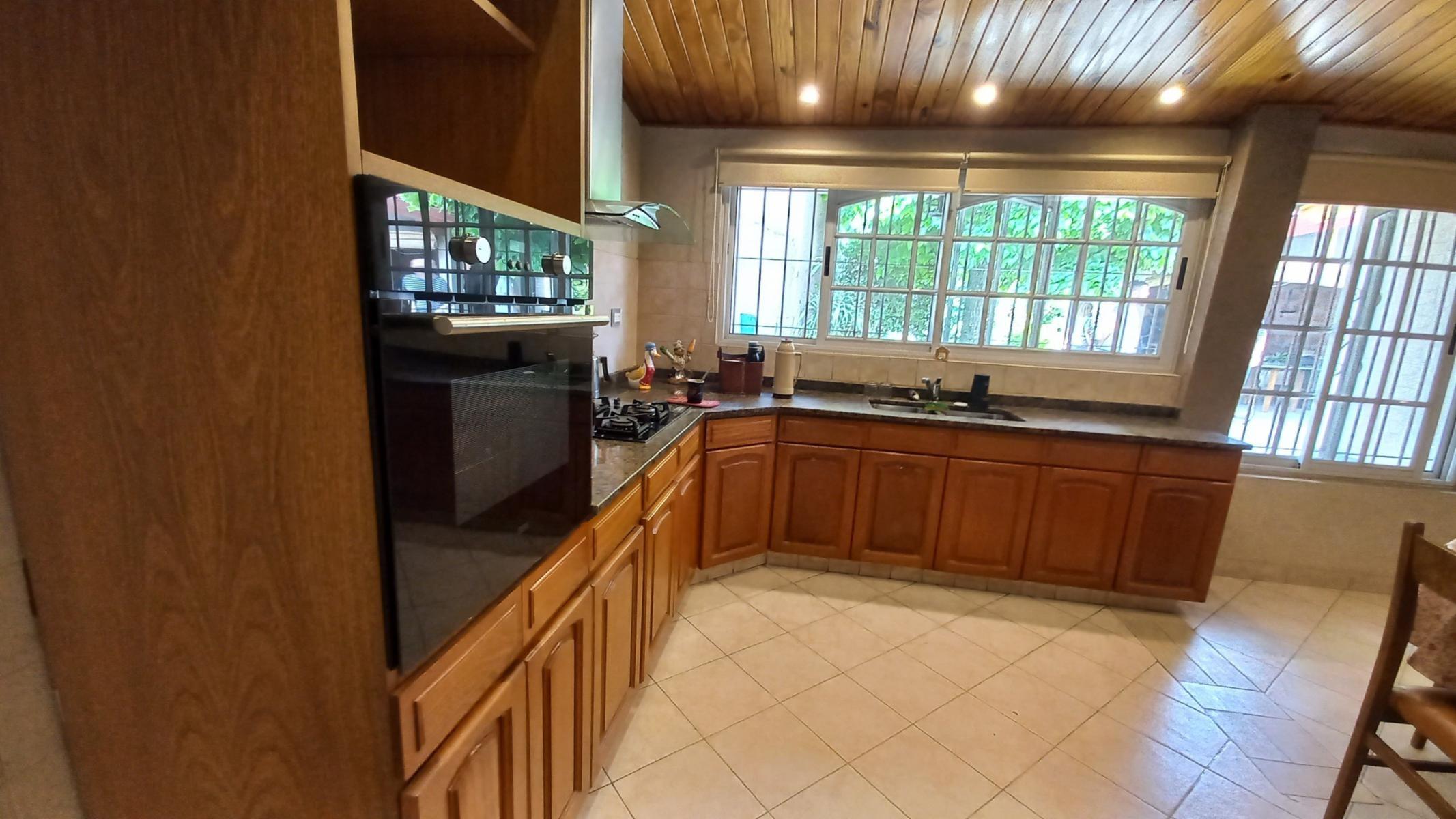 VENTA CASA 4 AMBIENTES CON FONDO LIBRE Y COCHERA
