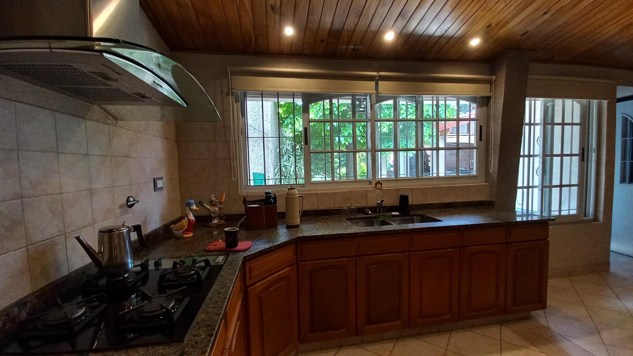 VENTA CASA 4 AMBIENTES CON FONDO LIBRE Y COCHERA — foto 2