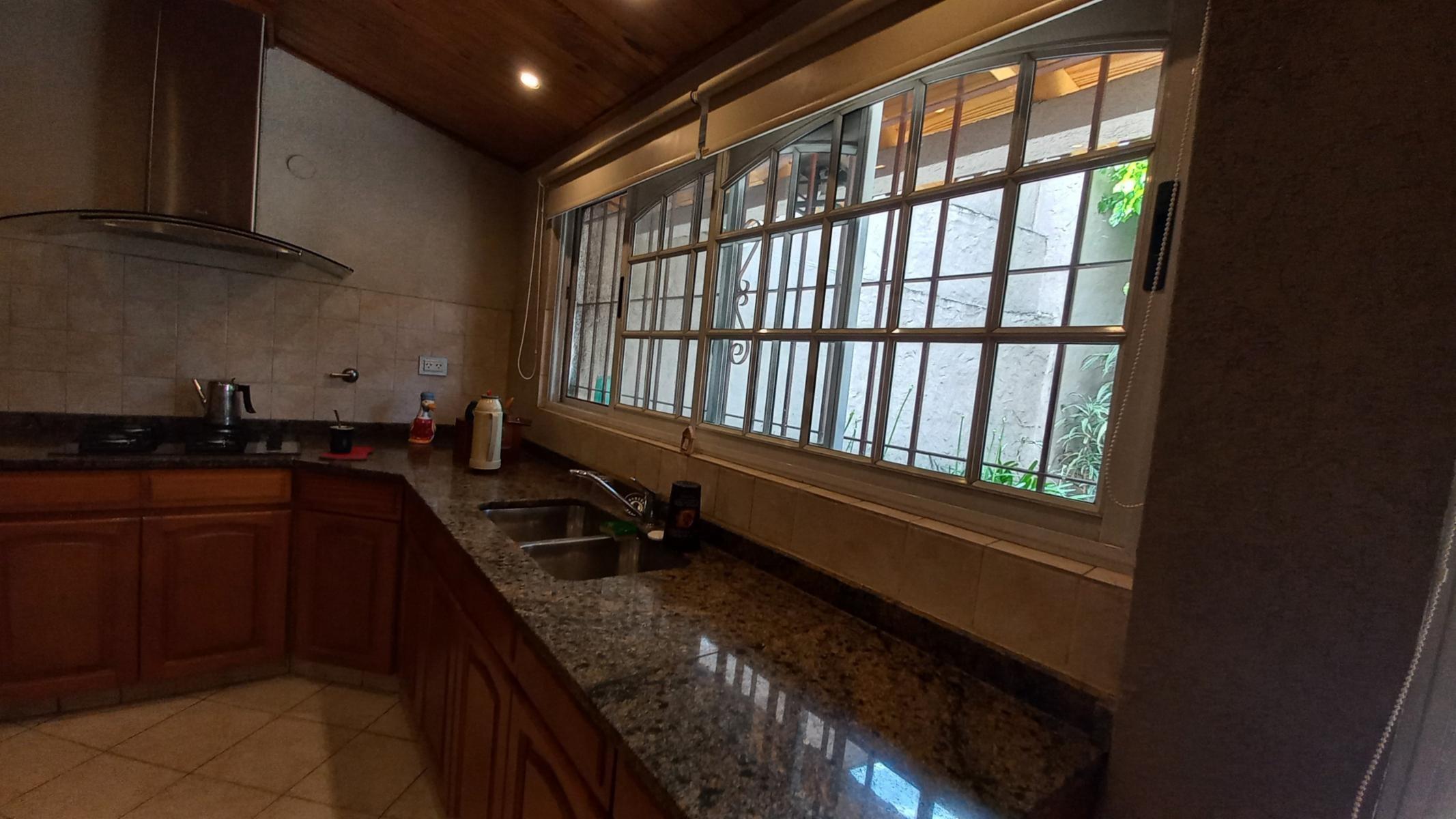 VENTA CASA 4 AMBIENTES CON FONDO LIBRE Y COCHERA — foto 3