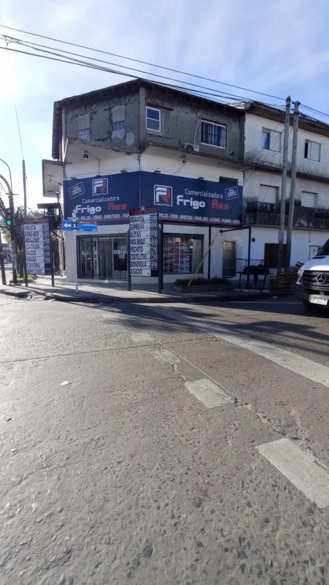 LOCAL COMERCIAL EN ESQUINA SOBRE AVENIDA CON VIVIENDA EN PLANTA ALTA, SUBDIVIDIO BAJO PH