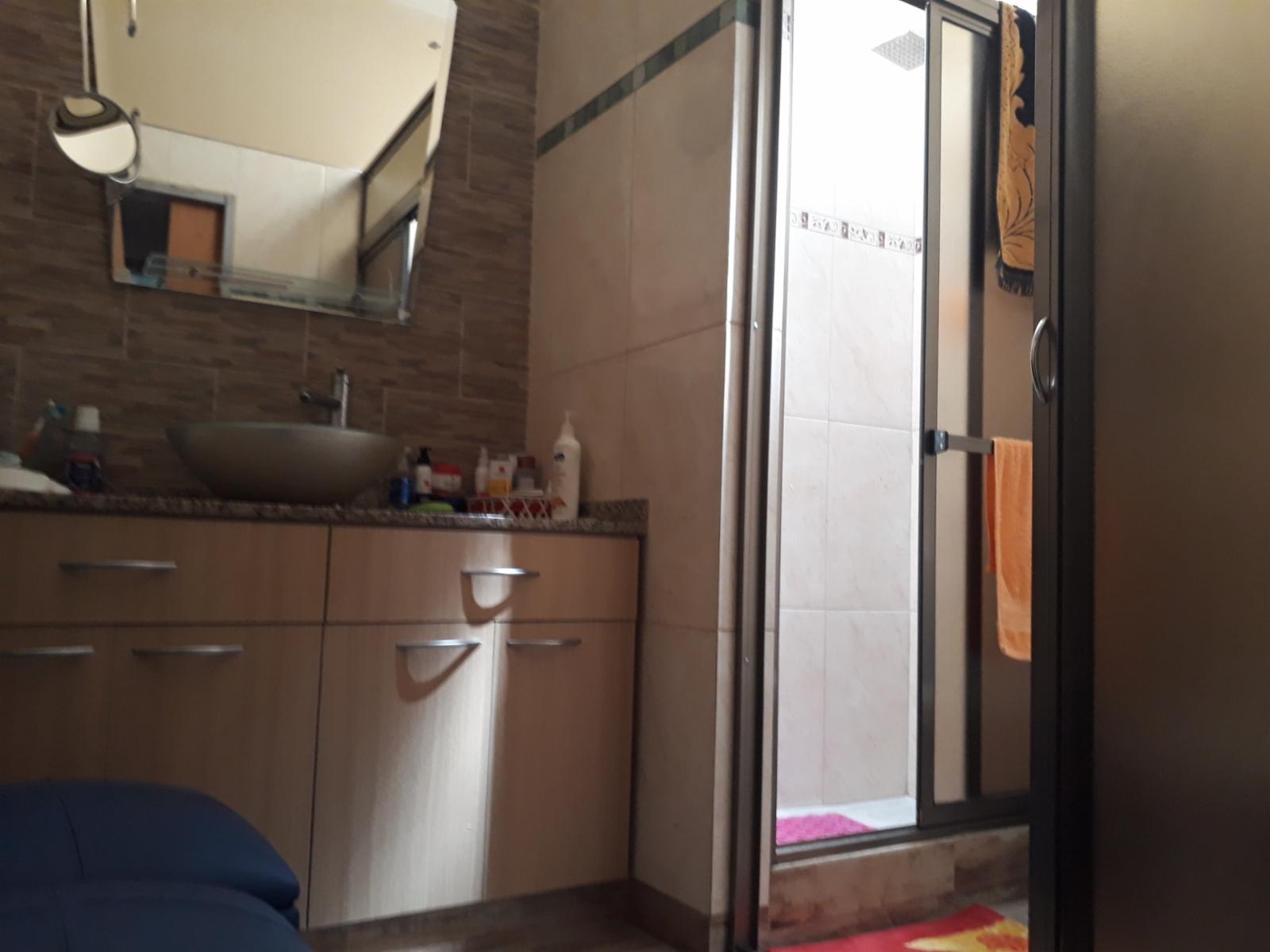 Excelente CASA 5 amb. A la venta en LANUS O. A 400 MTS. de Av. H. Yrigoyen. ACEPTA PROPIEDAD O VEHICULOS EN PARTE DE PAGO — foto 8